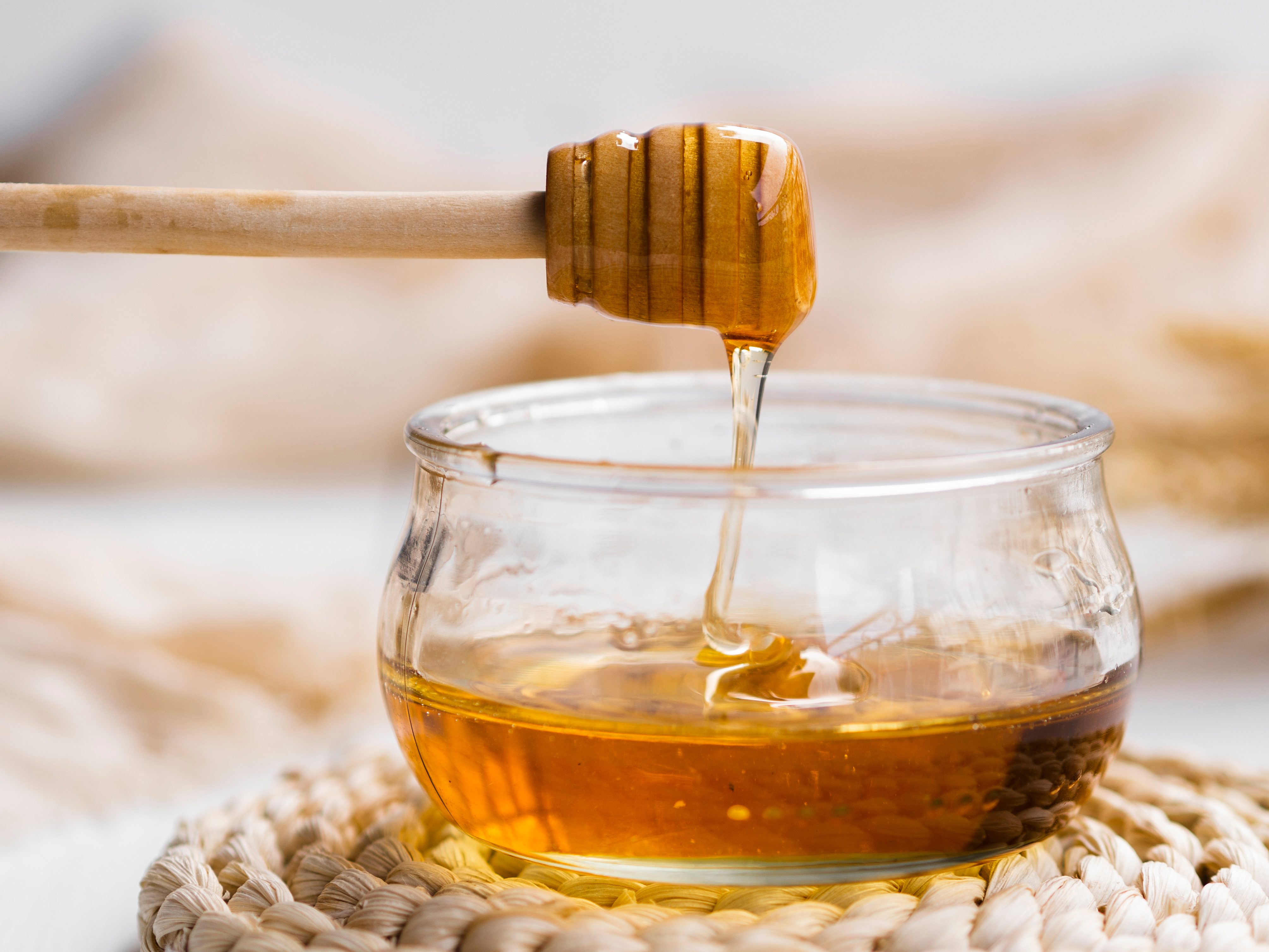 Natural honey pouring bowl